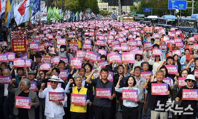 28일 오후 서울 중구 숭례문 앞에서 열린 '윤석열 정권 퇴진 시국대회' 참가자들이 구호를 외치고 있다. 황진환 기자