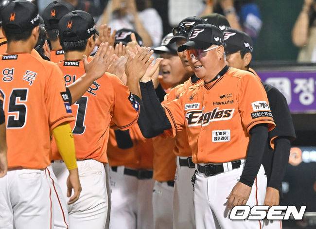 [OSEN=대전, 박준형 기자] 프로야구 한화 이글스가 만원 관중 앞에서 우승팀 KIA 타이거즈를 꺾었다. 40-40 대기록에 홈런 2개를 남겨둔 KIA 김도영은 4타수 무안타로 침묵했다.&nbsp;한화는 27일 대전 한화생명이글스파크에서 열린 2024 신한 SOL Bank KBO리그 KIA와의 홈경기를 8-0으로 승리했다.&nbsp;경기종료 후 한화 김경문 감독이 최인호와 하이파이브를 하고 있다.  2024.09.27 / soul1014@osen.co.kr