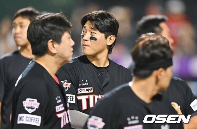 [OSEN=대전, 박준형 기자] 프로야구 한화 이글스가 만원 관중 앞에서 우승팀 KIA 타이거즈를 꺾었다. 40-40 대기록에 홈런 2개를 남겨둔 KIA 김도영은 4타수 무안타로 침묵했다.&nbsp;한화는 27일 대전 한화생명이글스파크에서 열린 2024 신한 SOL Bank KBO리그 KIA와의 홈경기를 8-0으로 승리했다.&nbsp;경기종료 후 KIA 김도영이 아쉬워하고 있다.  2024.09.27 / soul1014@osen.co.kr