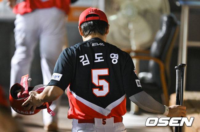 [OSEN=대전, 박준형 기자] 프로야구 한화 이글스가 만원 관중 앞에서 우승팀 KIA 타이거즈를 꺾었다. 40-40 대기록에 홈런 2개를 남겨둔 KIA 김도영은 4타수 무안타로 침묵했다.&nbsp;한화는 27일 대전 한화생명이글스파크에서 열린 2024 신한 SOL Bank KBO리그 KIA와의 홈경기를 8-0으로 승리했다.&nbsp;경기종료 후 KIA 김도영이 더그아웃을 빠져나가고 있다.  2024.09.27 / soul1014@osen.co.kr