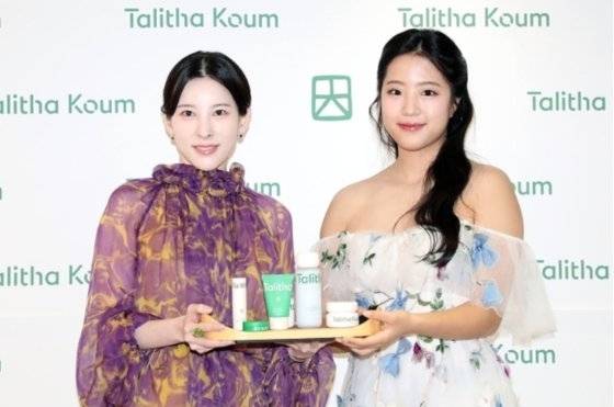 지난해 11월 신유빈(오른쪽)이 채문선 탈리다쿰 대표로부터 브랜드 앰배서더 위촉장을 받은 뒤 포즈를 취하고 있다. 연합뉴스