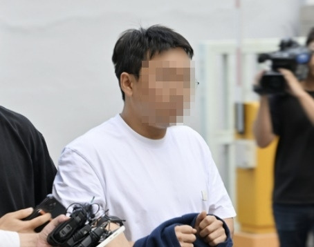 뺑소니 사망사고 피의자 김모(32)의 도피 조력자 A(33)씨가 28일 오후 광주 동구 광주지법에서 구속 전 피의자 심문(영장실질심사)을 받으러 이동하고 있다. A씨는 뺑소니 사망사고를 낸 뒤 서울로 온 도망온 김씨를 숨겨주고 대포폰 등 도피 수단을 제공한 혐의(범인은닉도주)로 지난 26일 긴급체포됐다. 2024.09.28. 뉴시스