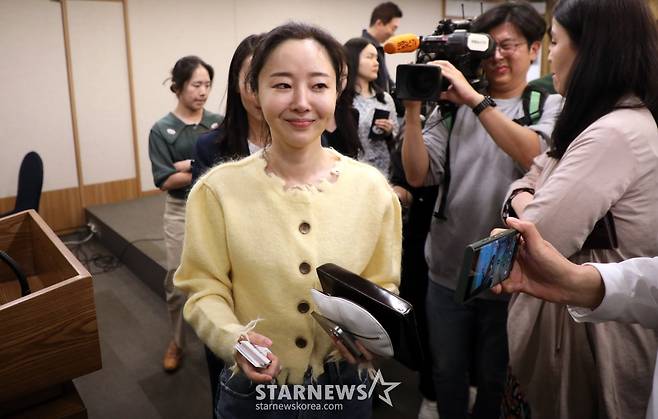 어도어 민희진 대표가  31일 오후 서울 중구 한국프레스센터 매화홀에서 긴급기자회견을 열고  같은 날 오전에 열린 어도어 임시주주총회 관련 입장을 발표하고 퇴장하고 있다. 2024.0531 /사진=임성균