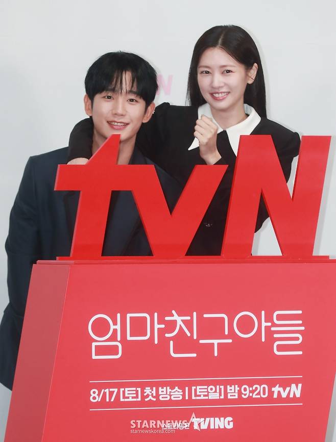 배우 정해인, 정소민이 14일 오전 서을 구로구 신도림 라마다 호텔에서 진행된 tvN 토일드라마 '엄마친구아들' 제작발표회에 참석해 포즈를 취하고 있다.  오류 난 인생을 재부팅하려는 여자와 그의 살아있는 흑역사인 엄마친구아들이 벌이는 파란만장 동네 한 바퀴 로맨스 '엄마친구아들'은 오는 17일 첫 방송된다. /2024.08.14 /사진=이동훈