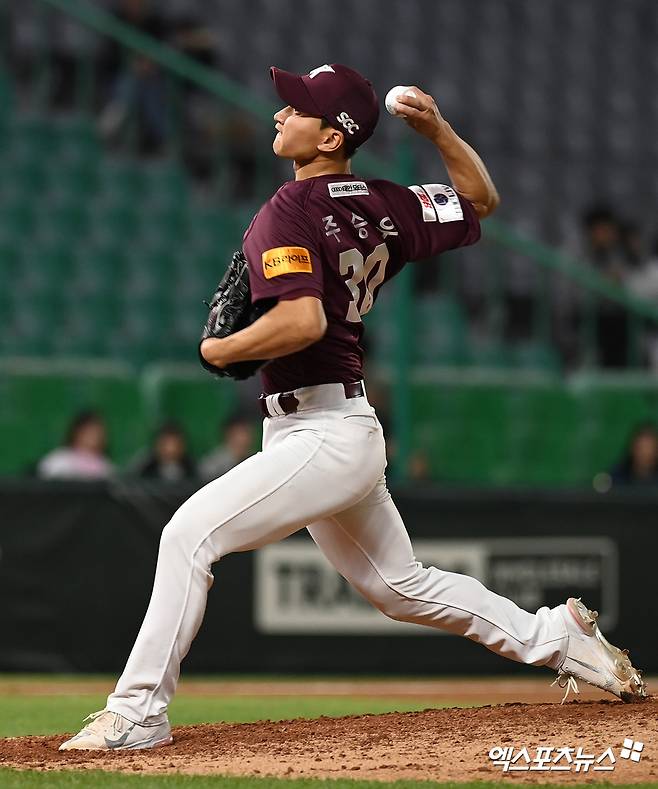 11일 오후 인천SSG랜더스필드에서 열린 '2024 신한 SOL뱅크 KBO 리그' 키움 히어로즈와 SSG 랜더스의 경기, 8회말 키움 주승우가 공을 힘차게 던지고 있다. 엑스포츠뉴스 DB