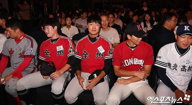 11일 오후 서울 신천동 롯데호텔 월드에서 열린 '2025 KBO 신인 드래프트'에 참석한 전주고 정우주를 비롯한 선수들이 지명을 기다리고 있다. 엑스포츠뉴스 DB