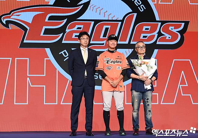 11일 오후 서울 신천동 롯데호텔 월드에서 열린 '2025 KBO 신인 드래프트'에 참석한 전주고 정우주가 1라운드 2순위로 한화 이글스에 지명된 뒤 기념 촬영을 하고 있다. 엑스포츠뉴스 DB