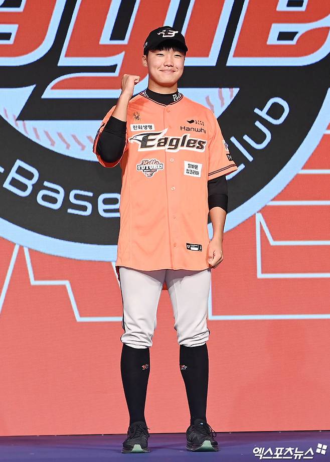 11일 오후 서울 신천동 롯데호텔 월드에서 열린 '2025 KBO 신인 드래프트'에 참석한 전주고 정우주가 1라운드 2순위로 한화 이글스에 지명된 뒤 기념 촬영을 하고 있다. 엑스포츠뉴스 DB