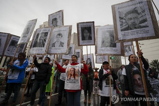 "43명 어디에 있나" 멕시코 교대생 실종 10년 시위 (멕시코시티 EPA=연합뉴스) 26일(현지시간) 멕시코시티에서 아요치나파 실종 사건 10년을 맞아 시위대가 정의를 요구하는 거리행진을 하고 있다. 2024.9.28