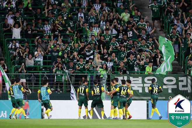 전진우의 극장골을 기뻐하는 전북 선수들 [한국프로축구연맹 제공. 재판매 및 DB금지]