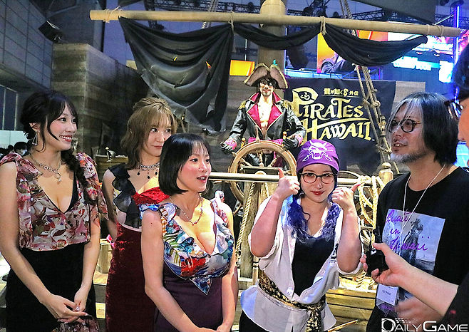 촬영 중에는 용과 같이 스튜디오 요코야마 마사요시 대표(맨 오른쪽)가 찾아와 모델들과 이야기를 짧게 나누기도 했습니다.