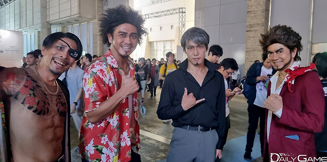 '용과 같이' 시리즈 캐릭터로 분한 방문객들도 있었습니다. 특히 '마지마 고로' 코스어는 사진 촬영이 늦어지면 실제 캐릭터처럼 익살맞게 화를 내 현장 내 웃음을 자아냈습니다.