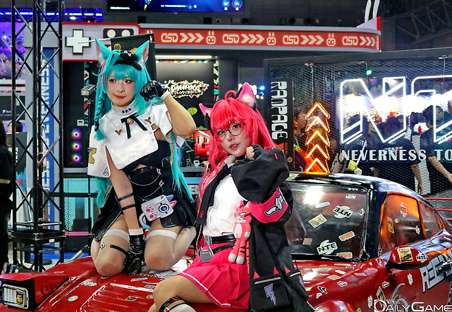 최근 기대작으로 떠오르고 있는 '이환' 부스에서는 매력적인 코스어들과의 사진 촬영이 진행됐습니다.