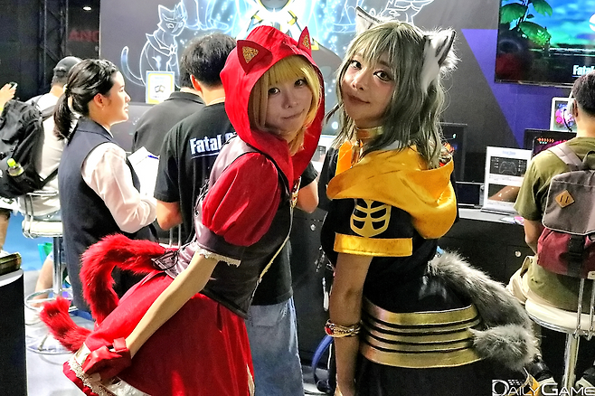 일반 방문객이 입장하자 콘진원 한국공동관에도 코스어들이 등장했습니다.