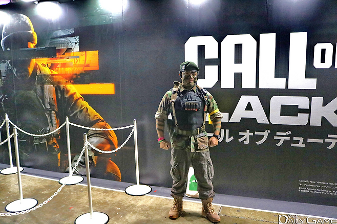 군복 차림의 코스어는 완벽한 위장을 선보였습니다.