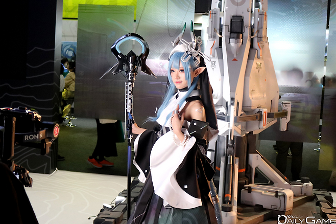 하이퍼그리프 부스에서도 코스어들의 촬영이 이어졌습니다.