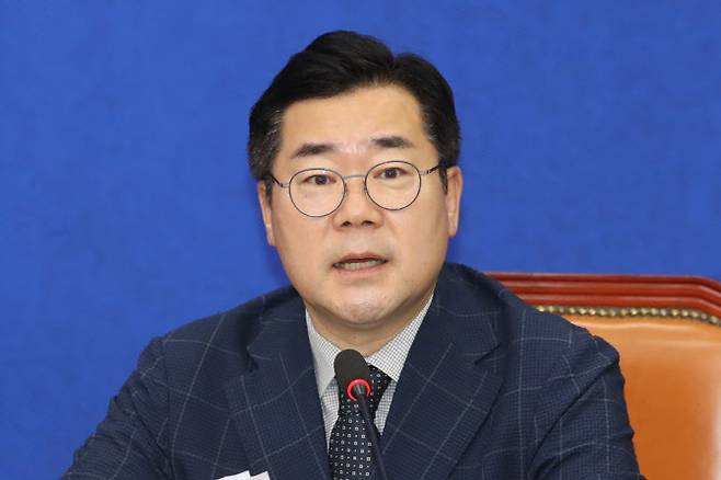 박찬대 더불어민주당 원내대표가 27일 오전 서울 여의도 국회에서 열린 최고위원회의에서 발언하고 있다.(사진=뉴스1)