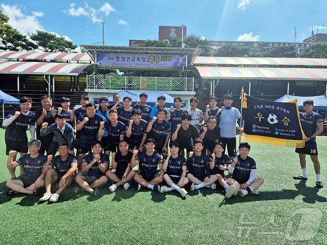 충북교육청 충북교육FC(회장 신상규)가 지난 28일 열린 9회 충청권 교육청 축구대회에서 우승을 차지했다.(충북교육청 제공)/뉴스1