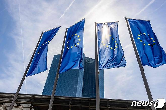 독일 프랑크푸르트 유럽중앙은행(ECB) 앞에 유럽연합(EU) 깃발이 바람에 펄럭이고 있다. ⓒ AFP=뉴스1 ⓒ News1 권진영 기자