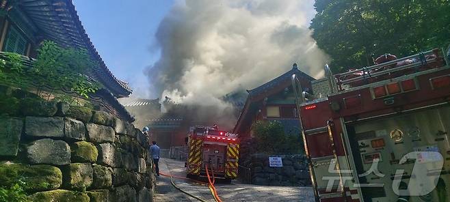 29일 오전 9시 51분쯤 광주 동구 증심사 공양간에서 불이 나 소방당국이 진화 작업을 하고 있다. (광주 동구 제공) 2024.9.29/뉴스1