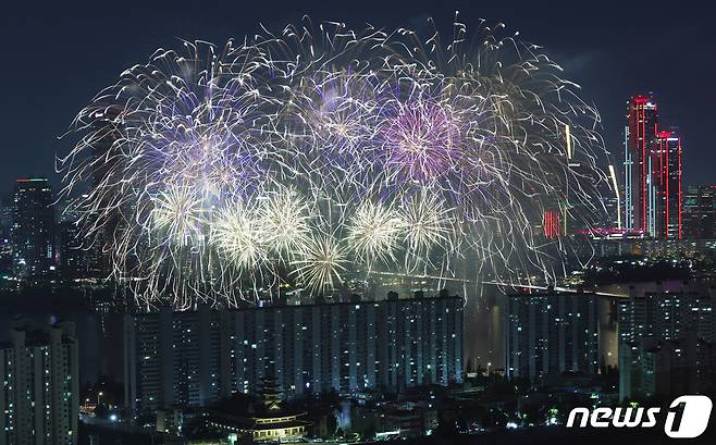 지난해 서울 여의도 한강공원 일대에서 열린 '2023 서울세계불꽃축제'에서 화려한 불꽃들이 밤 하늘을 수놓고 있다. 2023.10.7/뉴스1 ⓒ News1 박지혜 기자