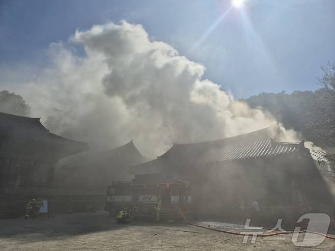 29일 오전 9시 51분쯤 광주 동구 증심사 공양간에서 불이 나 소방당국이 진화 작업을 하고 있다. (광주 동구 제공) 2024.9.29/뉴스1 ⓒ News1 이승현 기자