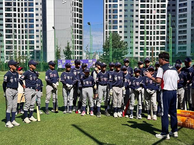 류지현과 최일언 코치가 광명시 리틀 주니어를 만나 레슨을 진행했다. (KBO 제공)