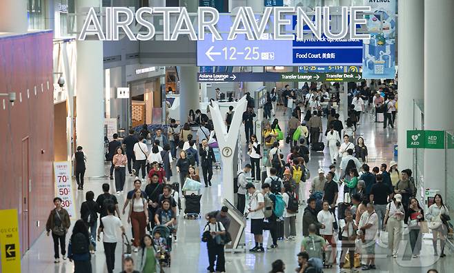 국군의날·개천절 징검다리 연휴를 앞둔 29일 인천국제공항 출국장이 여행객들로 붐비고 있다. 2024.9.29/뉴스1 ⓒ News1 이재명 기자