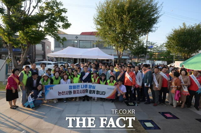 최근 논산시가 전통시장 장 보는날 운영과 연계해 ‘2024년 청렴 캠페인’을 갖고 기념촬영을 하고 있다. /논산시