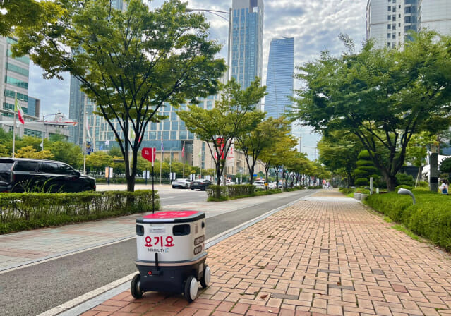 뉴빌리티X요기요 배달로봇 '뉴비'가 인천 송도 일대에서 배달 업무를 수행 중이다. (사진=지디넷코리아 신영빈 기자)