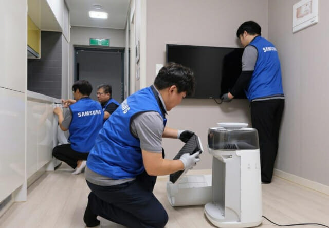 삼성전자서비스 임직원들이 삼성희망디딤돌 충남센터에서 자립준비청년을 위한 재능 나눔 활동을 진행하는 모습(사진=삼성전자서비스)