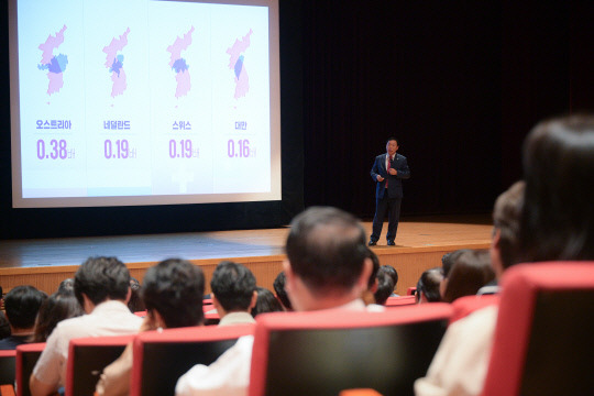 최민호 세종시장이 지난 26일 대전시청에서 공직자들을 대상으로 '풍요로운 삶, 품격 있는 세종' 특강을 진행하고 있다. 세종시 제공