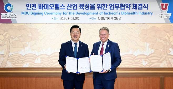 하병필(왼쪽) 인천시 행정부시장이 ‘인천시-유타대, 인천 바이오헬스산업 육성 업무협약 체결식’에서 테일러 랜달 유타대 총장과 협약을 체결하고 있다.ⓒ 인천시 제공