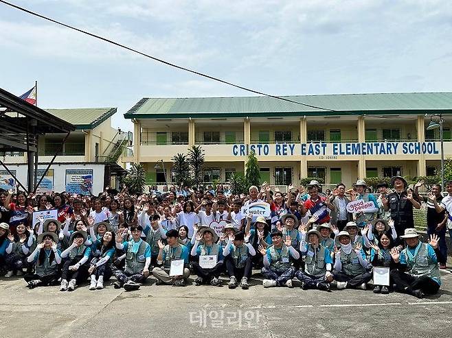 한국수자원공사 임직원과 K-water 청년자문단이 인도네시아, 필리핀 등에서 물환경과 주거, 교육 환경 개선을 위한 사회공헌활동을 하고 기념사진을 찍고 있다. ⓒ한국수자원공사