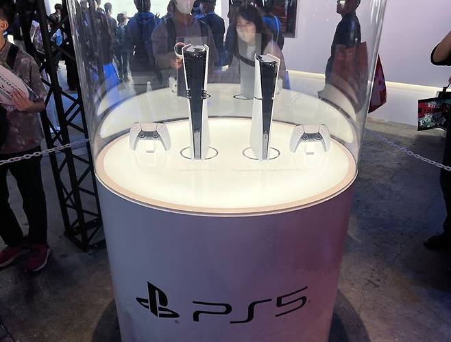 (왼쪽부터) PS5 프로, PS5 디지털 에디션.ⓒ데일리안 이주은 기자