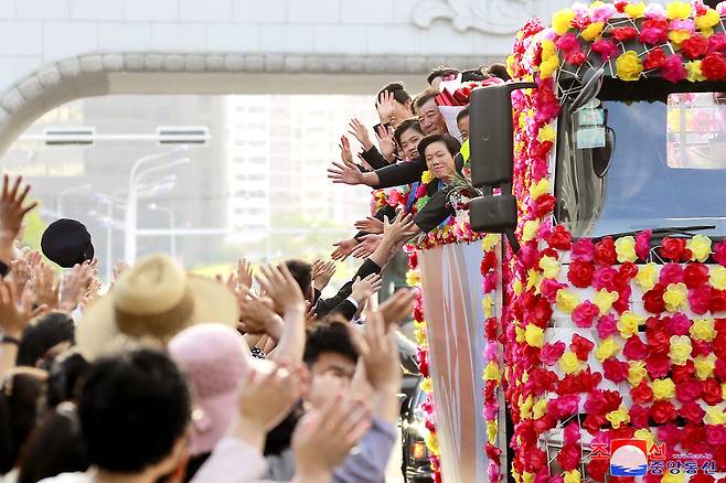 2024년 국제축구연맹(FIFA) U-20 여자 월드컵에서 우승한 북한 선수들이 28일 귀국해 평양 시민들의 환영을 받고 있다. 평양/조선중앙통신 연합뉴스