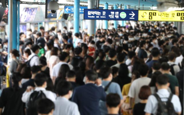 서울지하철 한 역사에서 많은 시민이 환승을 위해 이동하고 있다. 연합뉴스