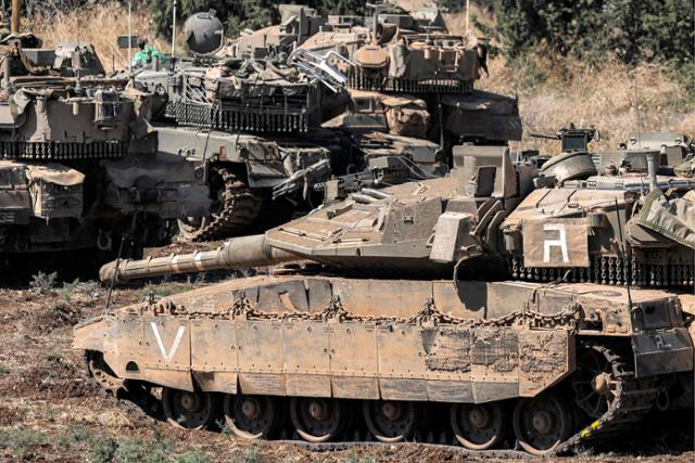 28일 이스라엘군 주력 탱크가 이스라엘 북부 갈릴리 지역에 집결하고 있다. 갈릴리=AFP 연합뉴스