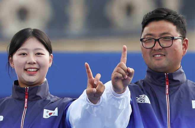 <yonhap photo-0230=""> 지난 8월 2일(현지시간) 프랑스 파리 레쟁발리드에서 열린 2024 파리올림픽 양궁 혼성 단체 시상식에서 금메달을 딴 한국 임시현과 김우진이 기뻐하고 있다. 사진=연합뉴스</yonhap>