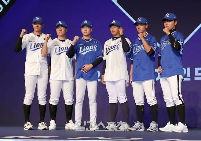 2025 KBO 신인드래프트가 11일 오후 서울 송파구 롯데호텔월드 크리스탈볼룸에서 열렸다. 삼성에 지명된 신인선수들이 포토타임을 갖고있다. 오른쪽에서 두 번째가 심재훈. 잠실=정시종 기자 capa@edaily.co.kr /2024.09.11.