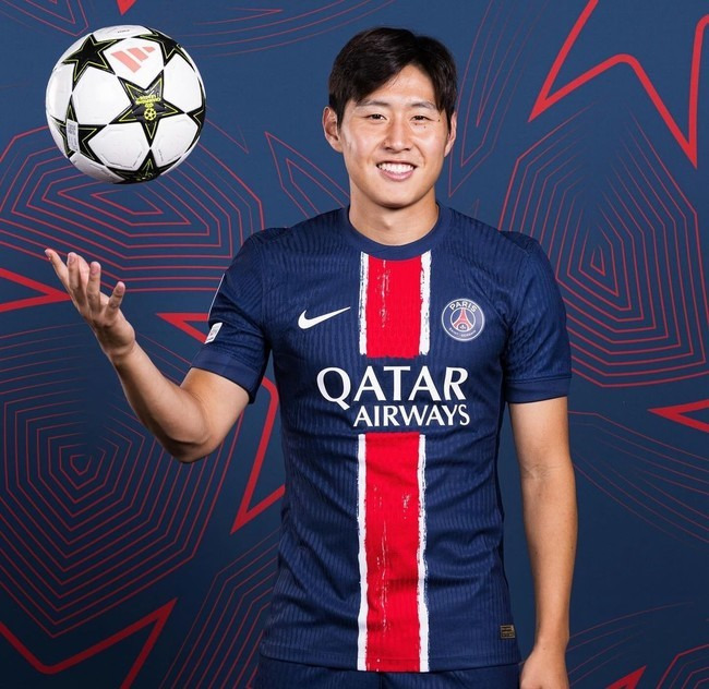 사진=PSG/PSG는 구단 홈페이지를 통해 "드물게 이강인이 헤더골에 성공했다. 이강인은 유럽 5대 리그에서 139경기에서 15골을 기록했는데 처음으로 헤더골을 터트렸다. 그는 현재 PSG 소속으로 리그앙에서 10골(6골 4도움)에 관여했다"라고 전했다. 이강인은 지난 시즌 리그 3골 4도움을 만들어냈고 이번 시즌에는 리그 3골을 올렸다.