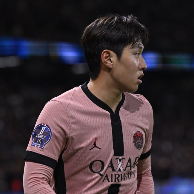 사진=PSG/PSG는 구단 홈페이지를 통해 "드물게 이강인이 헤더골에 성공했다. 이강인은 유럽 5대 리그에서 139경기에서 15골을 기록했는데 처음으로 헤더골을 터트렸다. 그는 현재 PSG 소속으로 리그앙에서 10골(6골 4도움)에 관여했다"라고 전했다. 이강인은 지난 시즌 리그 3골 4도움을 만들어냈고 이번 시즌에는 리그 3골을 올렸다.