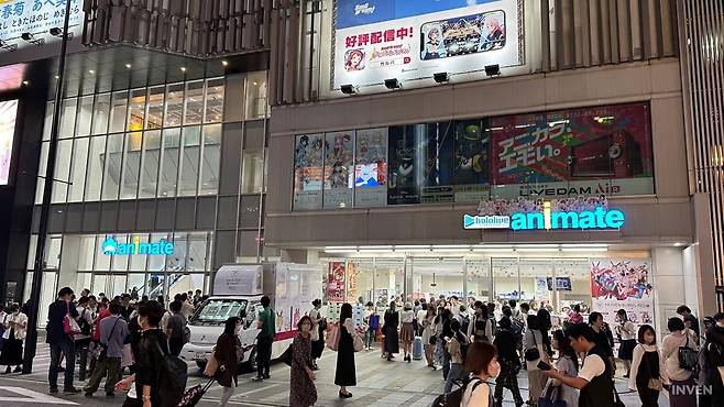 ▲ 일본 이케부쿠로 본점에서 '헤븐 번즈 레드' 전람회가 열렸다