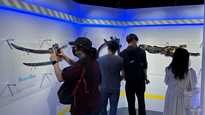 ▲ 소녀들이 사용하는 세라프별 무기를 실물급 모형으로 볼 수 있었다