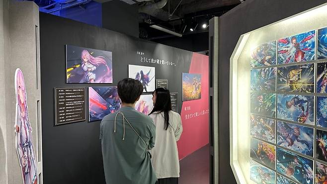 ▲ '헤븐 번즈 레드'를 감상하는 커플 유저도 종종 만날 수 있었다