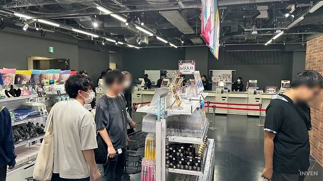 ▲ 감상을 끝낸 '헤븐 번즈 레드' 유저들이 굿즈를 살펴보고 있다