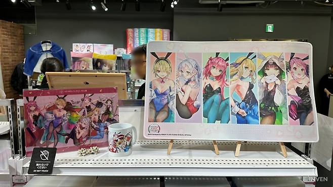 ▲ 마우스 패드, 컵과 함께