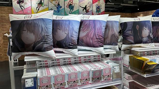 ▲ 아크릴스탠드, 수면안대, 쿠션 등 다양한 굿즈가 준비되어 있었다