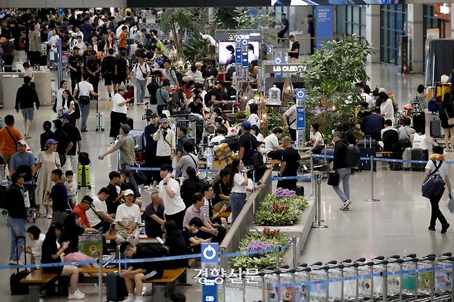 추석 연휴 마지막날인 지난 18일 인천국제공항 제1터미널 입국장이 이용객들로 붐비고 있다.  문재원 기자