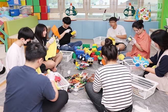 경북 칠곡 북삼고 학생 6명 등이 지난 23일 칠곡군아이누리장난감도서관을 찾아 학생들과 교직원이 모은 장난감을 전달하고 소독하는 봉사활동을 하고 있다. 칠곡군 제공